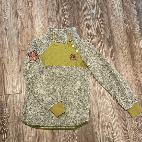 Cute comfy, olive green sweater, super warm which is perfect for the outdoors - Picture 1 of 2